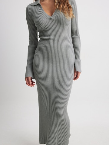 NA-KD Knitted dress in Grey: front