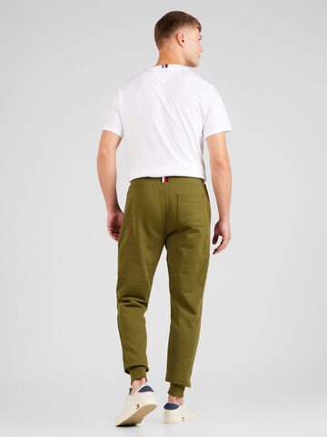 Tapered Pantaloni de la TOMMY HILFIGER pe verde