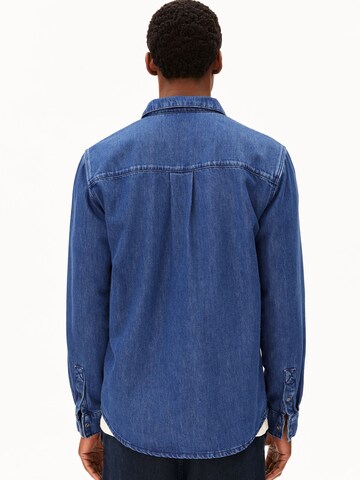 Coupe regular Chemise ARMEDANGELS en bleu