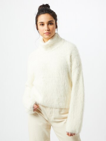 Pull-over 'Poilu' VERO MODA en blanc : devant