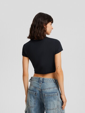 Tricou de la Bershka pe negru