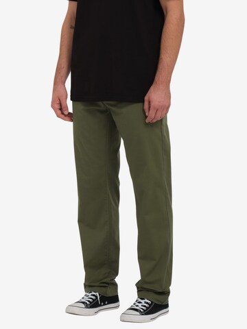 Volcom Regular Chino 'FRICKIN' in Groen: voorkant