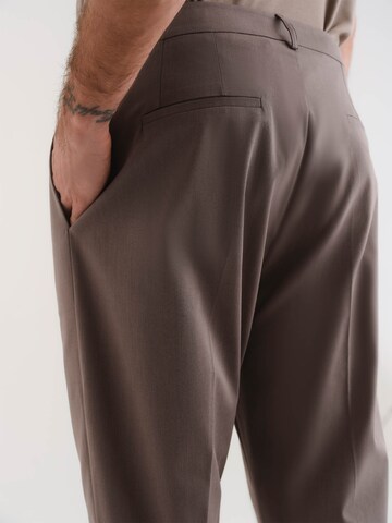 ABOUT YOU x Kevin Trapp Regular Pleat-Front Pants 'Armin' in Beige