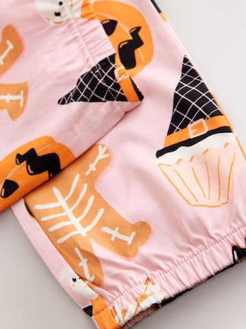 Pijamale de la Next pe roz