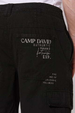 CAMP DAVID Regular Skater Shorts in Schwarz