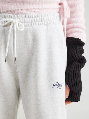 Abercrombie & Fitch Regularen Hlače | siva barva