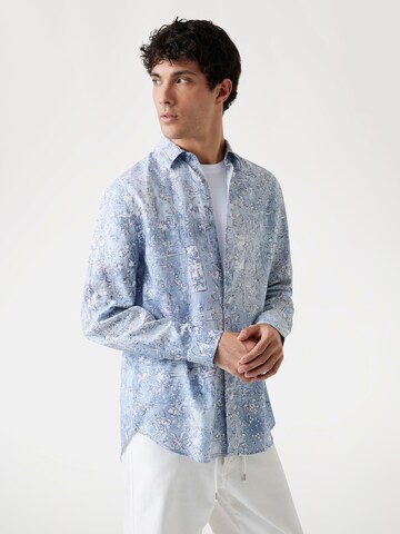 GUESS Regular fit Button Up Shirt in Blue: front