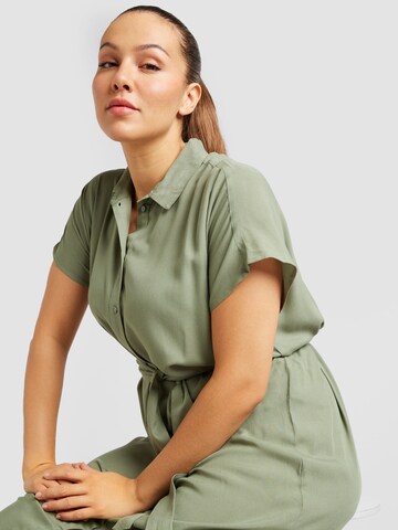 PIECES Curve - Vestido camisero 'NYA' en verde