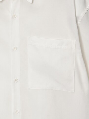 Fit confort Chemise Pull&Bear en blanc