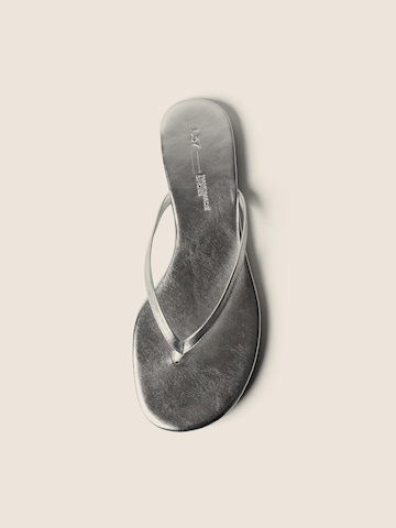 L37 HANDMADE SHOES Teenslipper 'WRITTEN IN THE SAND' in Zilver