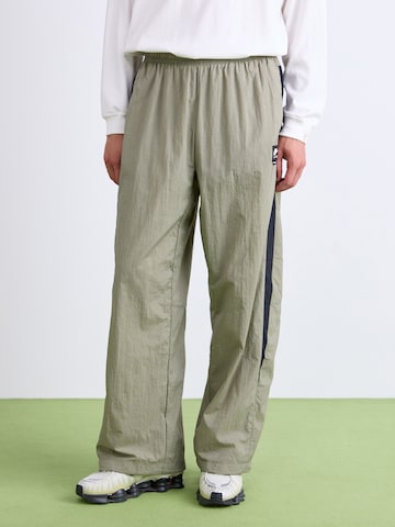 Largi Pantaloni 'AIR' de la Nike Sportswear pe verde