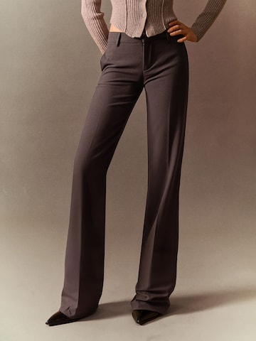 Bershka Разкроени Панталон с ръб в кафяво: отпред