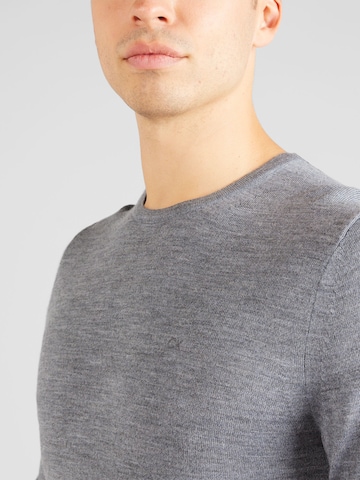 Pull-over Calvin Klein en gris