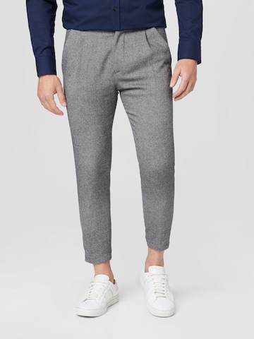 DRYKORN - Slimfit Pantalón plisado 'Chasy' en gris: frente