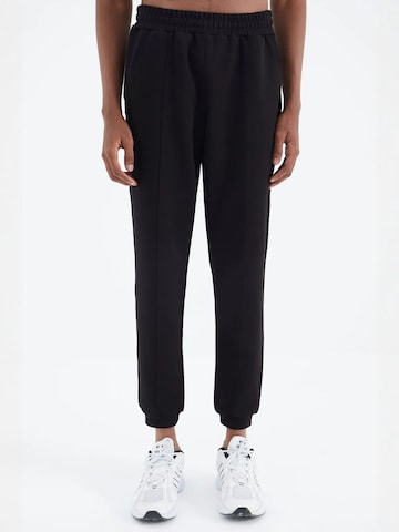 Pantalon Tommy Life en noir : devant
