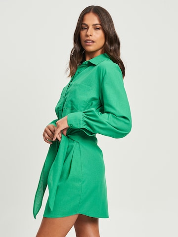 Calli - Vestidos camiseiros 'ZAC' em verde