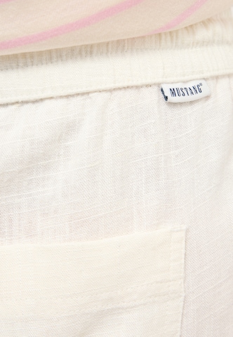 MUSTANG Loose fit Pants ' Style Hilo ' in White