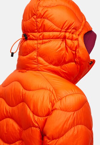 PEAK PERFORMANCE Between-Season Jacket in Orange