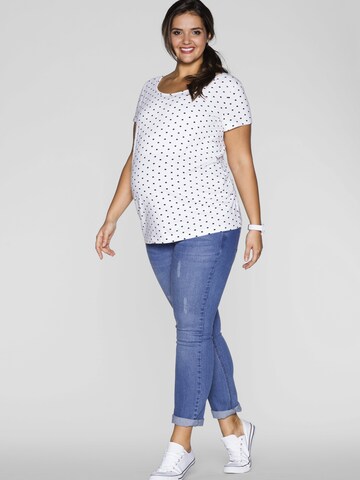 Tricou de la bonprix pe alb