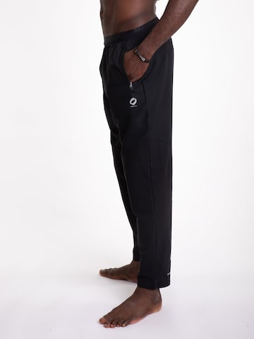 mymotus Loosefit Sportbroek 'Mymotus Men Trainingshose Black RM91 NOS' in Zwart