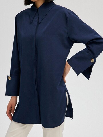 Touché Privé - Camiseta 'Poplin Shirt With Wide Cuff' en azul