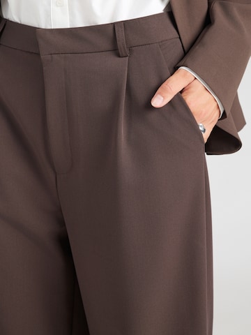 Wide leg Pantaloni con pieghe di BALMOHK in marrone