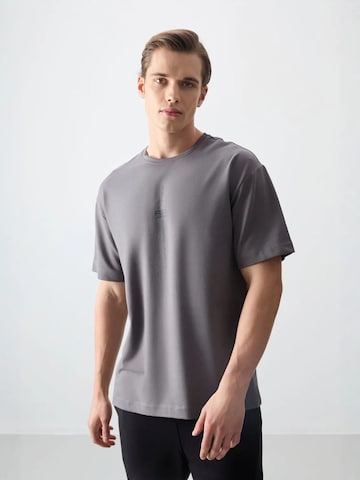 T-Shirt Tommy Life en gris : devant