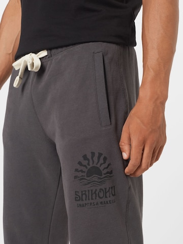 Superdry Tapered Hose 'La Beach' in Grau