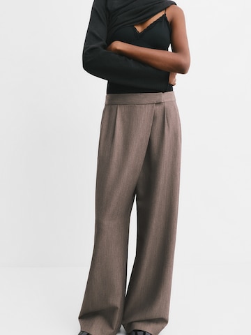 Pull&Bear Wide leg Pleat-front trousers in Brown: front