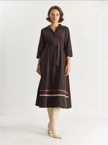 Bianco Lucci - Vestidos camiseiros em castanho