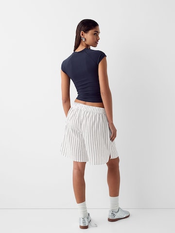 Bershka Loosefit Kalhoty – bílá