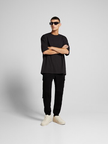 Bershka Дънки Tapered Leg Карго панталон в черно