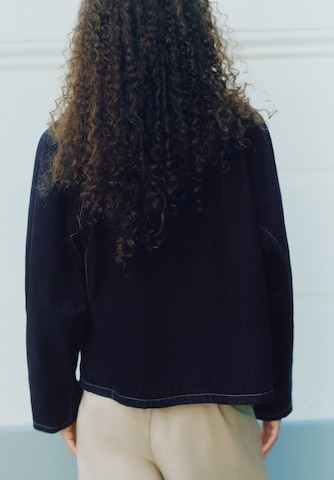 Pull&Bear Välikausitakki 'PACIFIC' värissä sininen