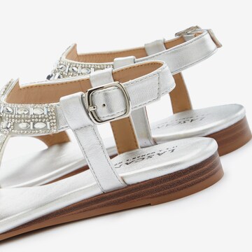 LASCANA Sandalen met riem in Zilver