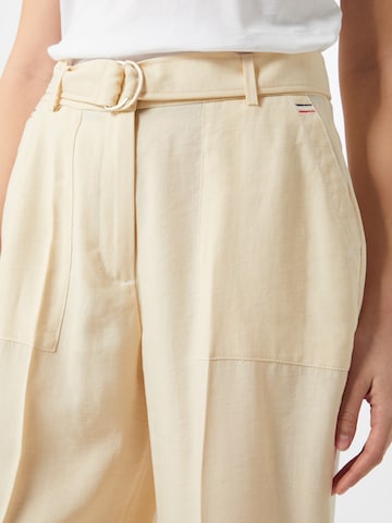 Loosefit Pantalon à plis 'TOMMY HILFIGER X ABOUT YOU WL BELTED PANT' TOMMY HILFIGER en beige