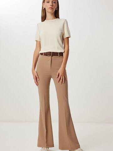 Happiness İstanbul Flared Pressveckad byxa i brun: framsida