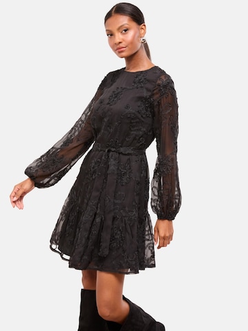 Rochie de la Lipsy pe negru: față