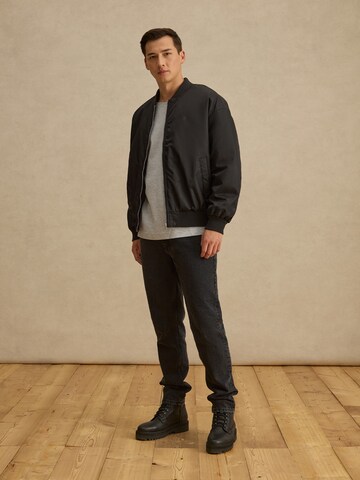 DAN FOX APPAREL Демисезонная куртка 'Arjen' в Черный
