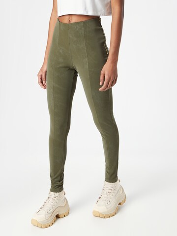 Urban Classics Skinny Leggings in Green: front