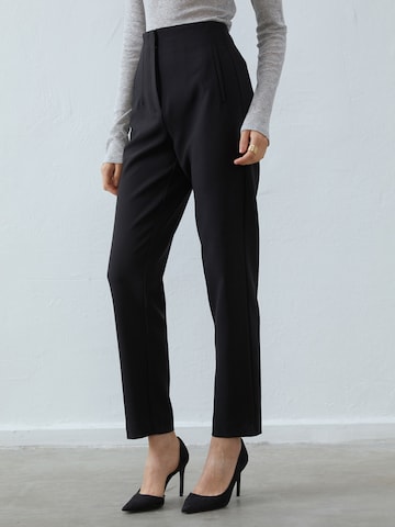 Anna Field Tapered Housut värissä musta: etupuoli