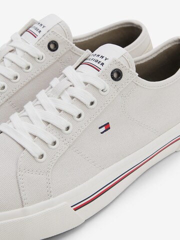 TOMMY HILFIGER Sneaker in Grau