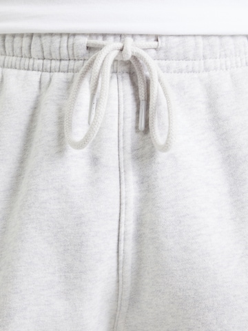 Abercrombie & Fitchregular Hlače 'ESSENTIAL' - siva boja