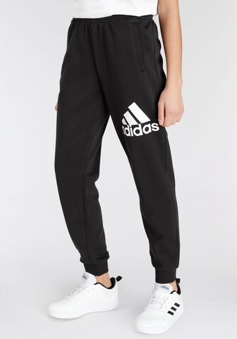 ADIDAS SPORTSWEAR - Tapered Calças de desporto 'Essentials' em preto: frente