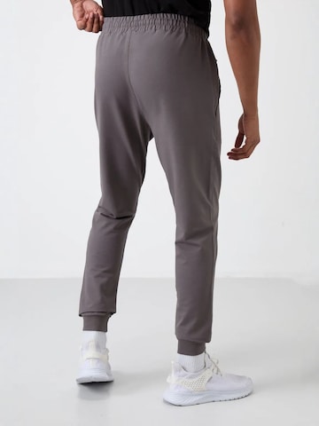 Tommy Life - Tapered Calças de desporto em cinzento