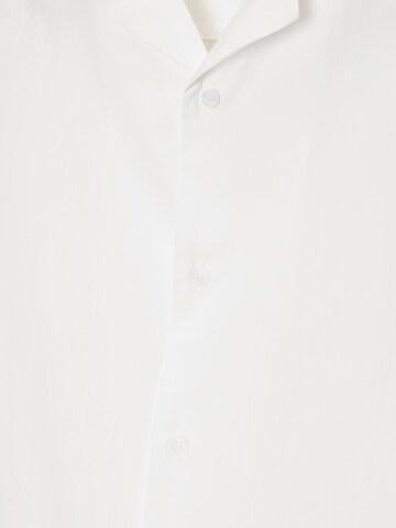 Fit confort Chemise Pull&Bear en blanc