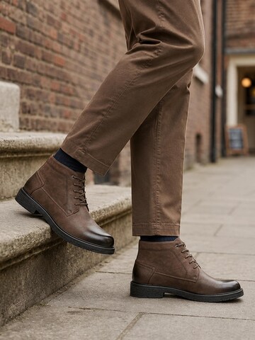 ALLTHEMEN Chukka Boots 'Zeit' in Brown