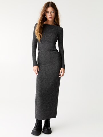 Pull&Bear Šaty – šedá: přední strana