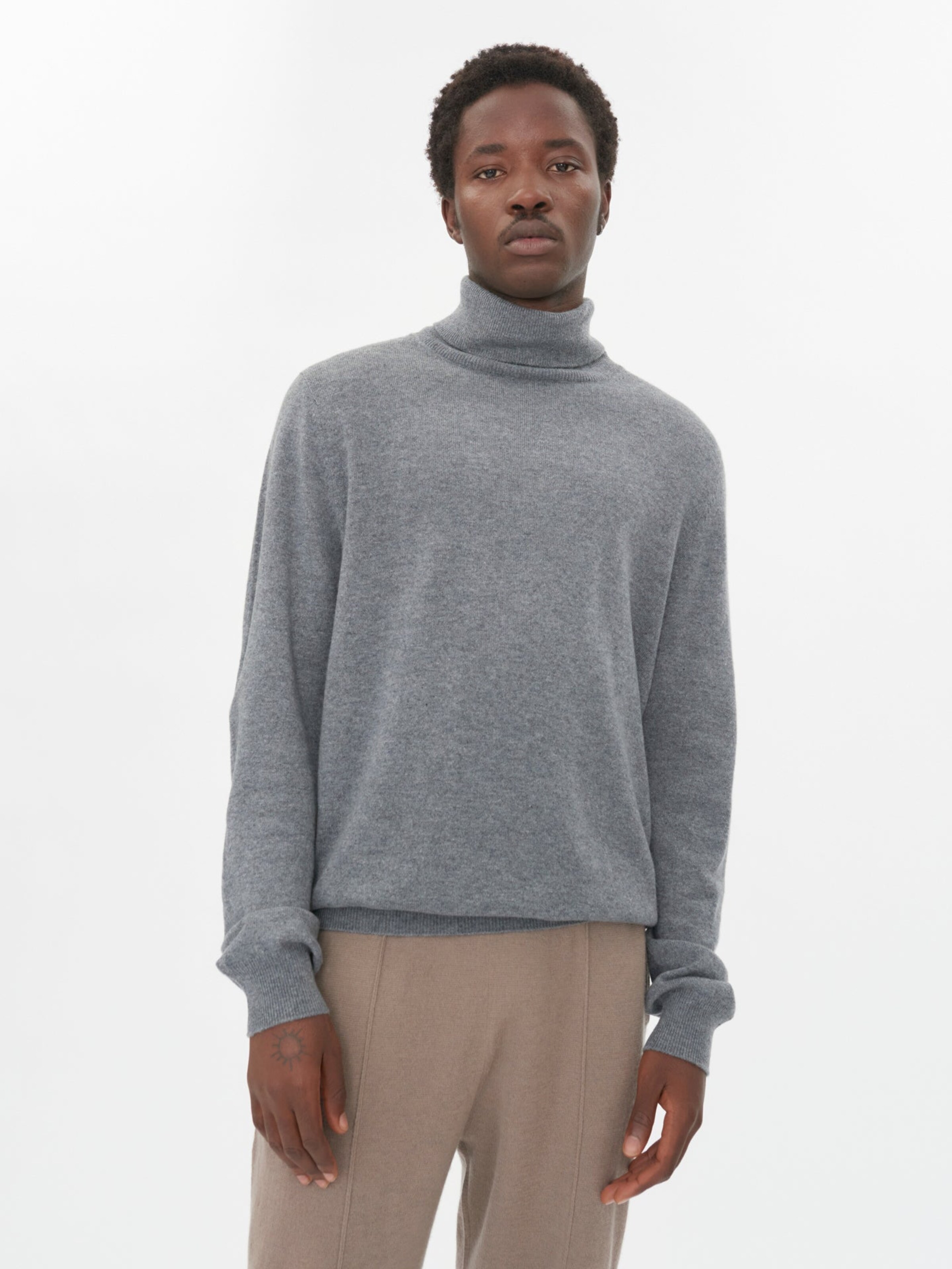 Pullover 'Men's Essential Turtleneck Cashmere Sweater' di GOBI Cashmere in grigio: frontale
