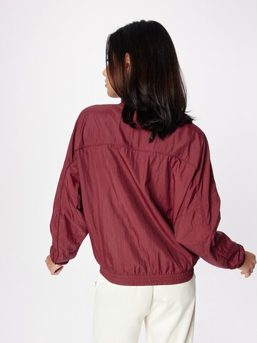 ADIDAS ORIGINALS Prehodna jakna 'Premium Essentials Nylon' | rdeča barva