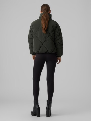 VERO MODA Zimska jakna 'ROGUE' | črna barva